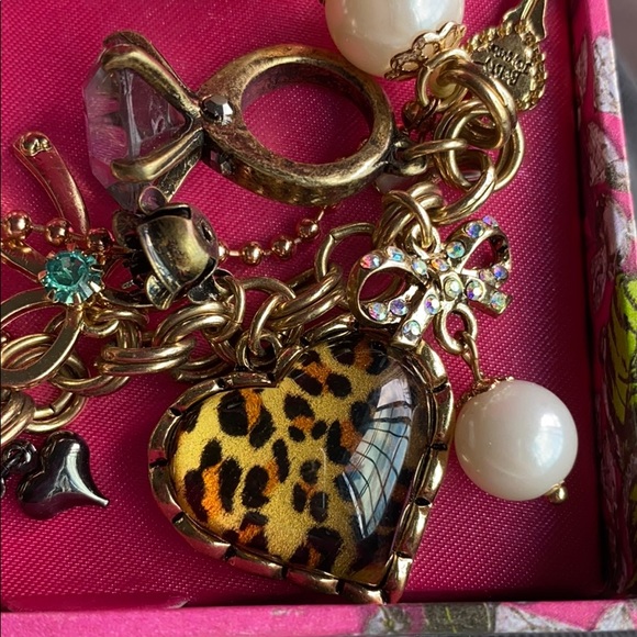 Brand new Betsey Johnson bracelet - Picture 4 of 8